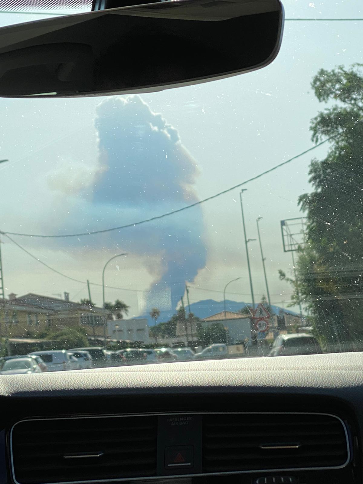 Los bomberos luchan contra tres incendios forestales en Alicante