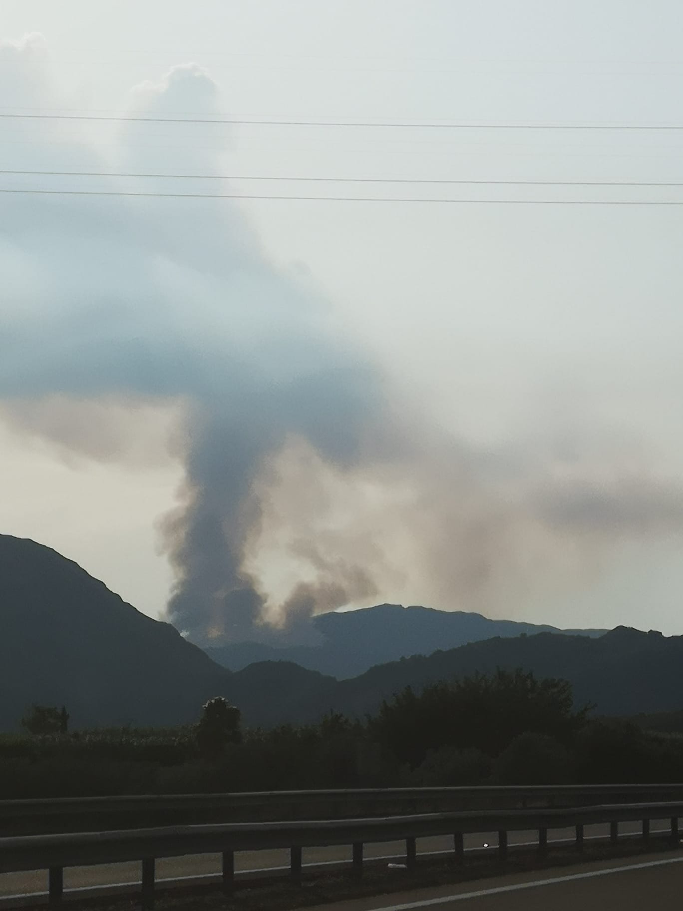 Los bomberos luchan contra tres incendios forestales en Alicante