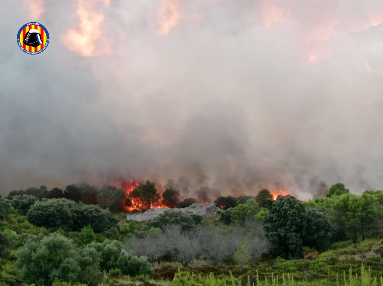 Los bomberos luchan contra tres incendios forestales en Alicante