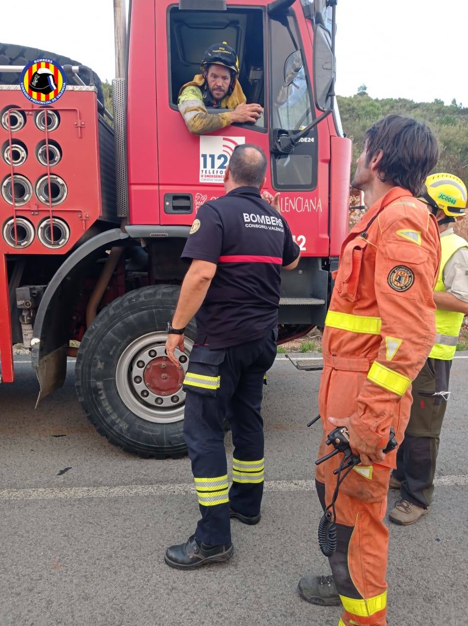 Los bomberos luchan contra tres incendios forestales en Alicante