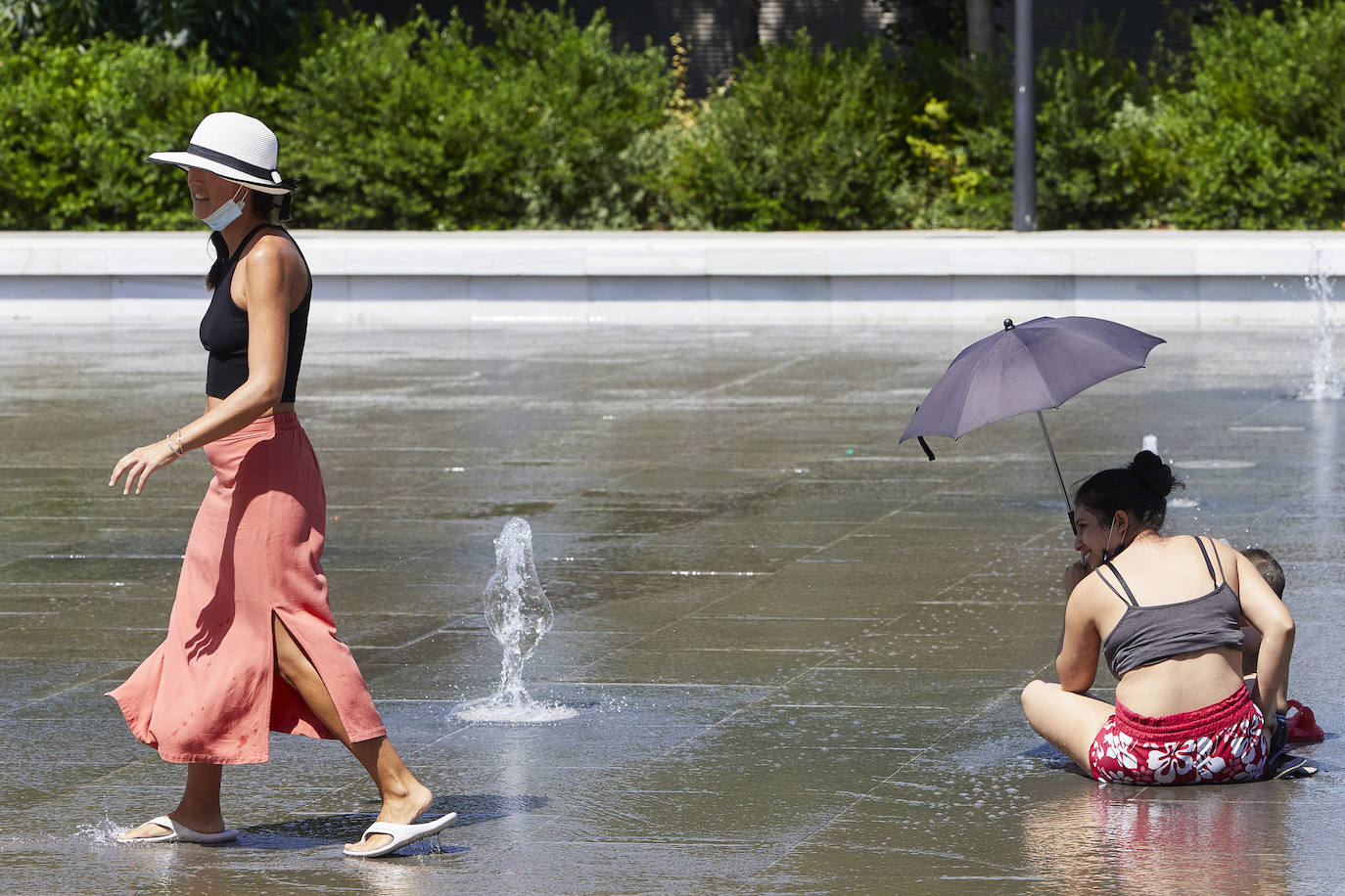 Suben las temperaturas y los valencianos aprovechan cualquier espacio para refrescarse, como en las fotos de este sábado 8 de agosto, en el parque Central y el centro de la ciudad. 