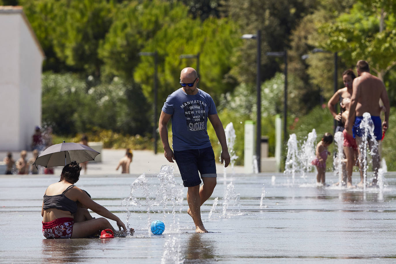 Suben las temperaturas y los valencianos aprovechan cualquier espacio para refrescarse, como en las fotos de este sábado 8 de agosto, en el parque Central y el centro de la ciudad. 