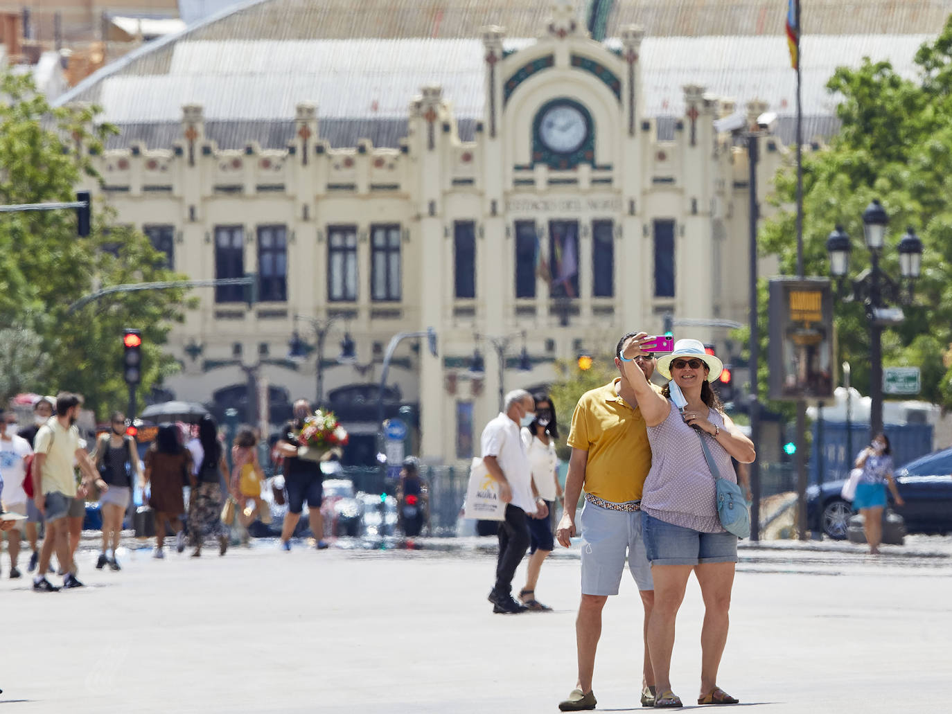 Suben las temperaturas y los valencianos aprovechan cualquier espacio para refrescarse, como en las fotos de este sábado 8 de agosto, en el parque Central y el centro de la ciudad. 