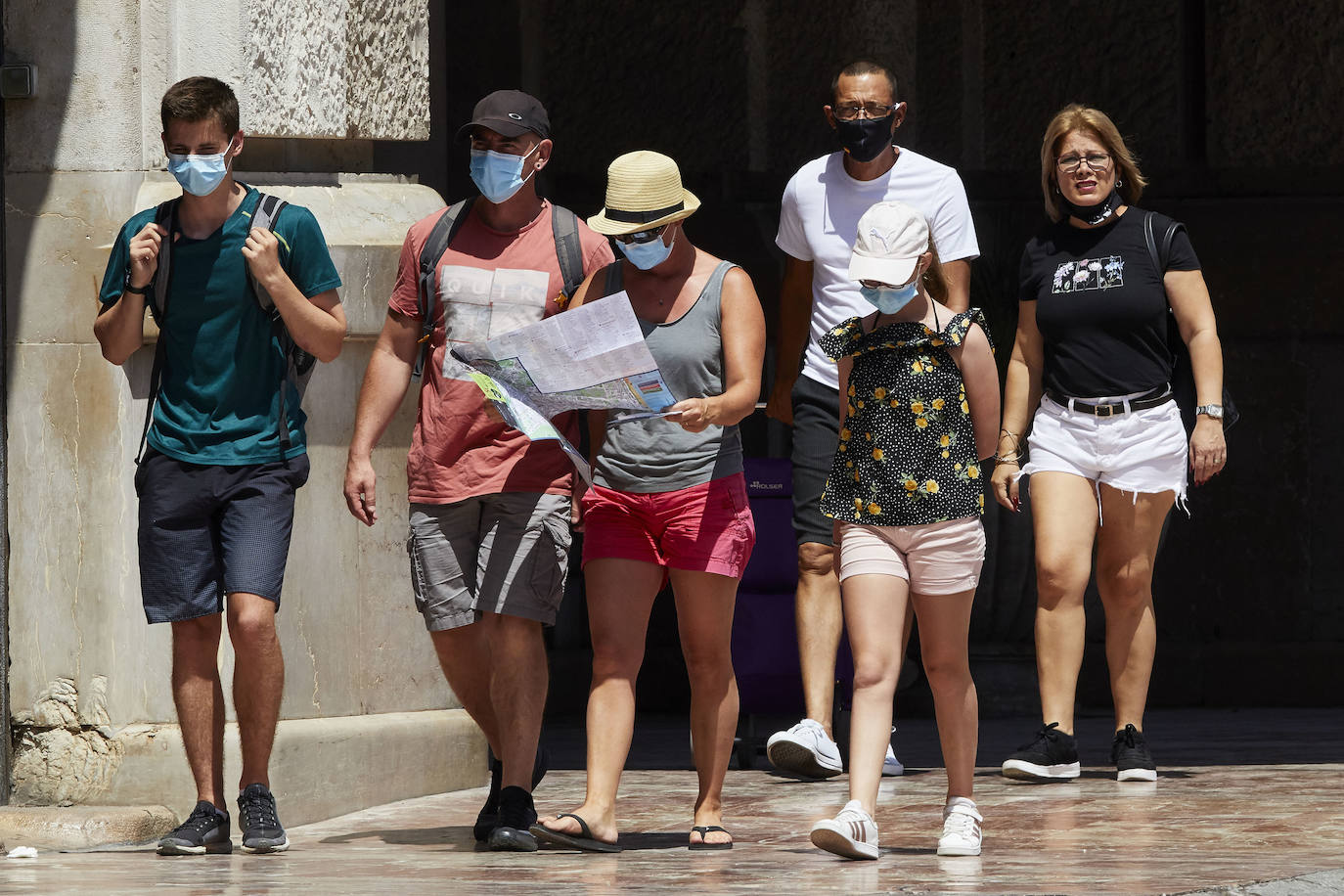 Suben las temperaturas y los valencianos aprovechan cualquier espacio para refrescarse, como en las fotos de este sábado 8 de agosto, en el parque Central y el centro de la ciudad. 