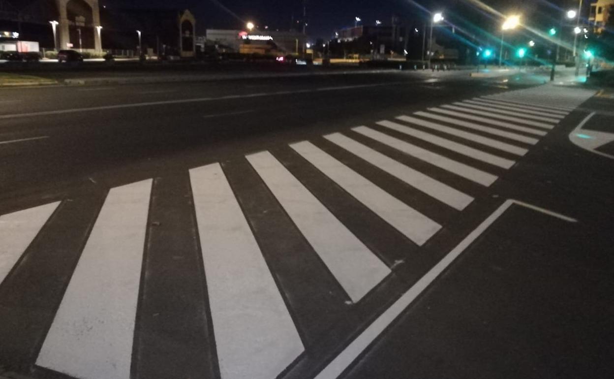 Trabajos de señalización para reordenar el tramo de calzada que une la avenida Enginyer Manuel Soto con la calle Exèrcit Espanyol. 