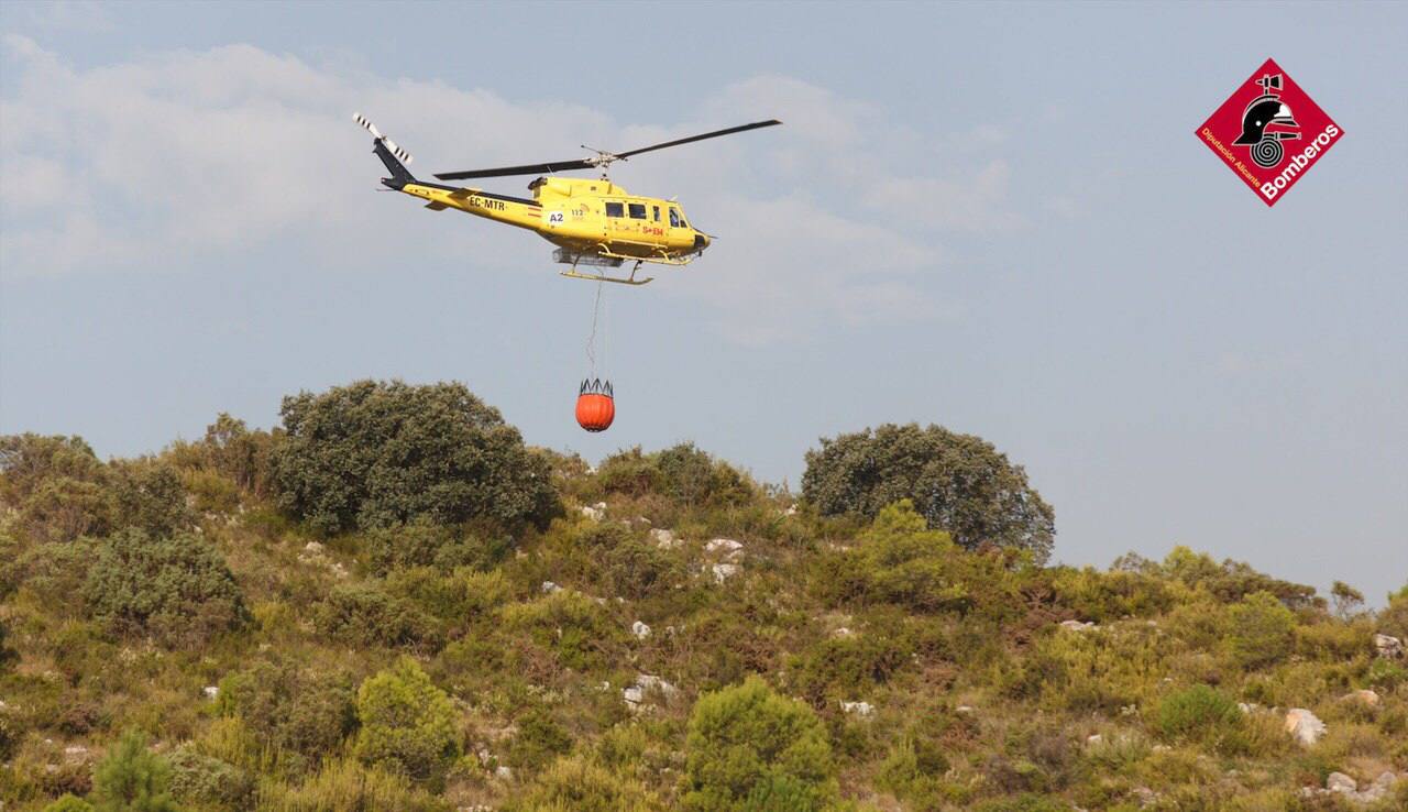 Los bomberos luchan contra tres incendios forestales en Alicante