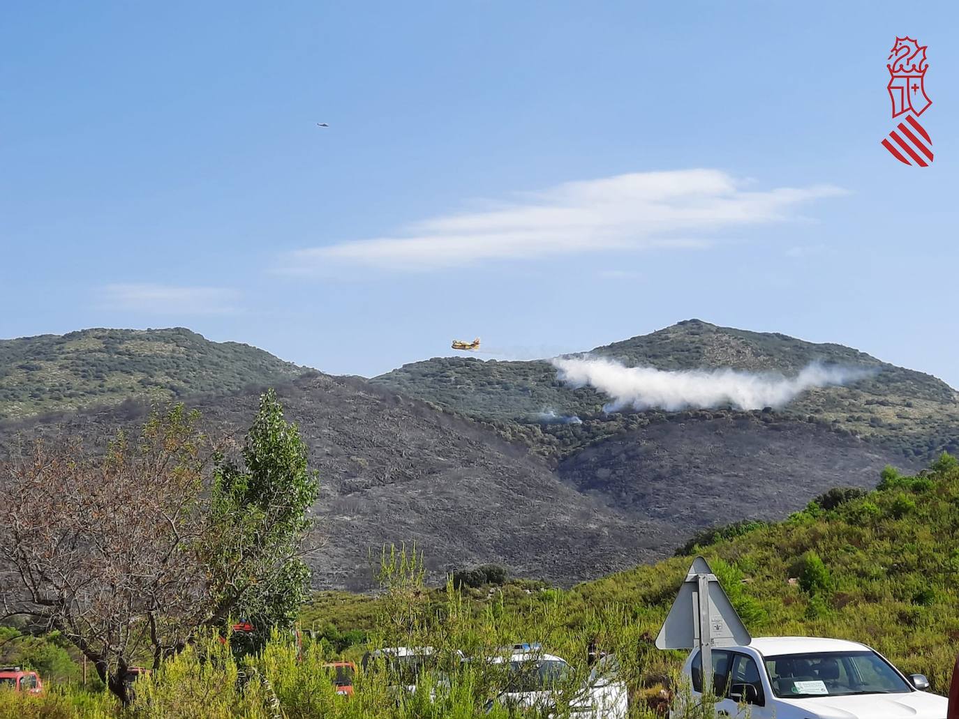 Los bomberos luchan contra tres incendios forestales en Alicante