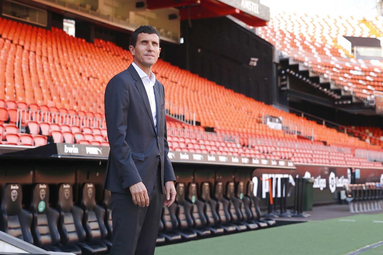 t Un reto. Javi Gracia es consciente de que llega a un Valencia convulsionado en lo deportivo y que todas las miradas estarán puestas en su forma de levantar el ánimo a un equipo roto. lázaro de la peña