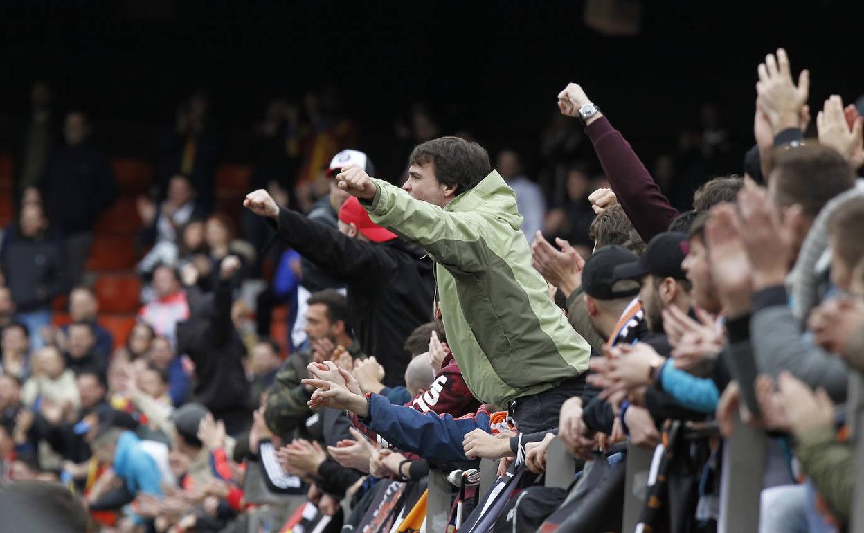 Aficionados del Valencia, durante un partido en Mestalla. 