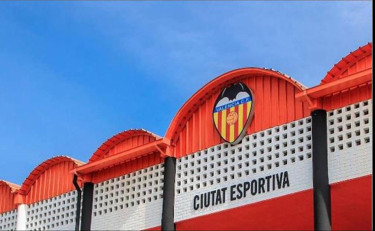 Fachada de la entrada del edificio de la Ciudad Deportiva. 