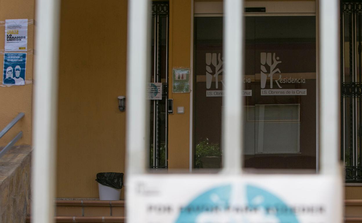 La entrada a la residencia San Luis, donde ha surgido el brote. 