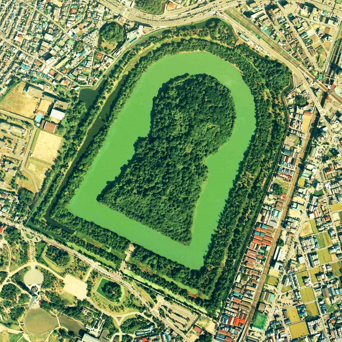 Tumbas Kofun | Daisen Kofun es la tumba más grande de Japón, pero quien yace en ella sigue siendo un misterio. A día de hoy no se sabe para quién se construyó, aunque dadas su dimensiones y espectacularidad está claro que debió ser una figura sumamente importante. 