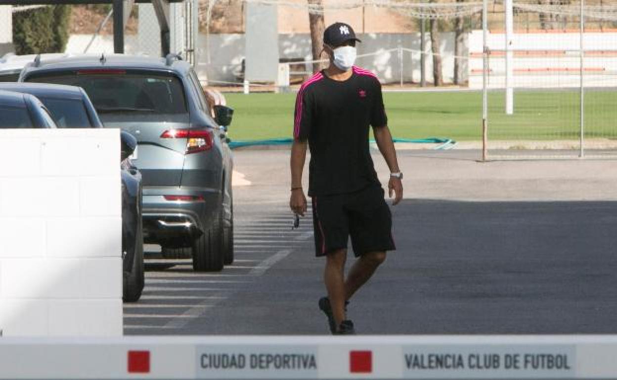 Coquelin ayer, en la ciudad deportiva de Paterna antes de recoger sus pertenencias. 