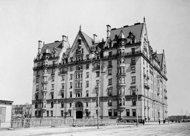 La fama que envuelve a este edificio asegura que está construido sobre los restos de una colonia de practicantes de magia negra, por lo que cuando en 1967 el director polaco Roman Polanski decidió grabar aquí 'La semilla del diablo' muchos satánicos y debotos del ocultismo se manifestaron y amenazaron para que alejase los focos del lugar. Entre ellos estaba Charles Manson, que más tarde dirigiría el asesinato de la familia del director. En imagen, el edificio en 1890.