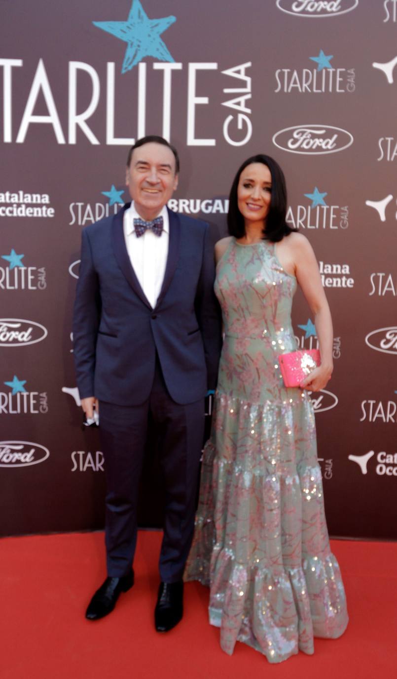 El periodista Pedro J. Ramírez y su pareja, la abogada Cruz Sánchez de Lara. La labor solidaria de Antonio Banderas como embajador de la Organización Mundial del Turismo ha sido reconocida en la undécima Gala Starlite. La fundación Starlite reunió este domingo en su cena solidaria para luchar contra el Covid-19 a personalidades del mundo empresarial, social y cultural que apoyan distintos proyectos humanitarios para hacer frente a la pandemia. A la gala marbellí han acudido personalidades como la ministra Reyes Maroto, Antonio José, Miguel Poveda, Luján Argüelles, Loles León, Pepe Navarro y Pedro J. Ramírez, entre otros. Paula Echevarría también ha sido reconocida por su implicación personal en numerosas causas solidarias. 