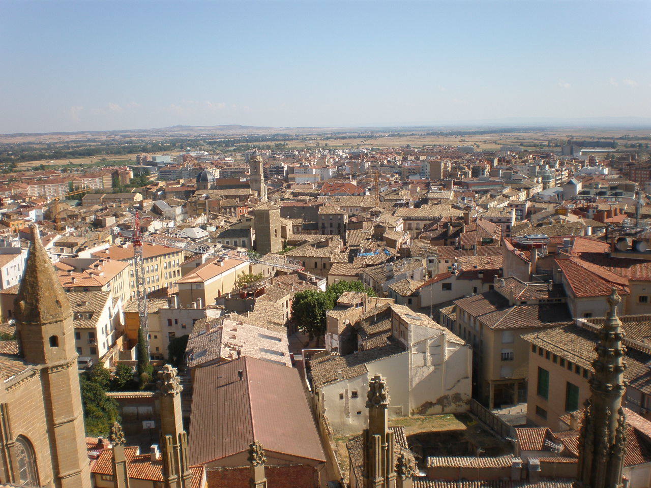 HUESCA. Huesca, ciudad que a veces se queda a la sombra de otras ciudades de la península. Pero para aquellos que les guste pasar un verano fresquito pero con un buen clima, abundantes horas de sol y disfrutar de un excelente patrimonio histórico y natural, este es su sitio. 