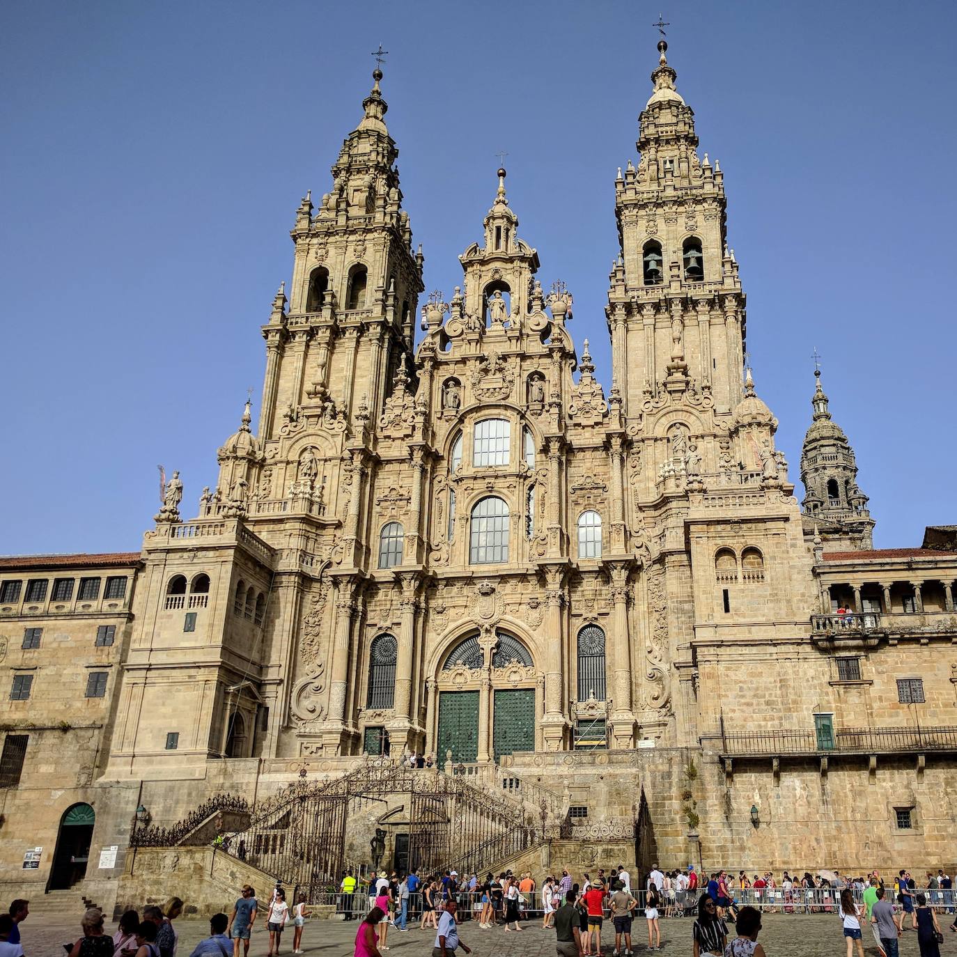 SANTIAGO DE COMPOSTELA. Esta maravilla del noroeste peninsular fue catalogada ya en 1985 como Patrimonio de la Humanidad. Gracias a la imponente Catedral, la emblemática plaza del Obradoiro, la Quintana y O Toural encontramos un casco histórico donde románico, gótico y barroco se entremezclan formando una ciudad que cautiva a todo aquel que la visita. 