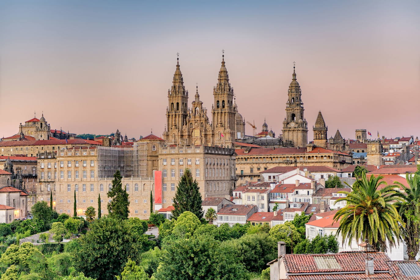 SANTIAGO DE COMPOSTELA. La ciudad lleva siglos atrayendo a visitantes y peregrinos de todo el mundo y hoy en día lo sigue haciendo siendo la ciudad más cosmopolita de Galicia. Además gracias a unas temperaturas suaves durante todo el año, piscinas y la mejor puntuación en parques de toda España da motivos suficientes para visitarla este verano.