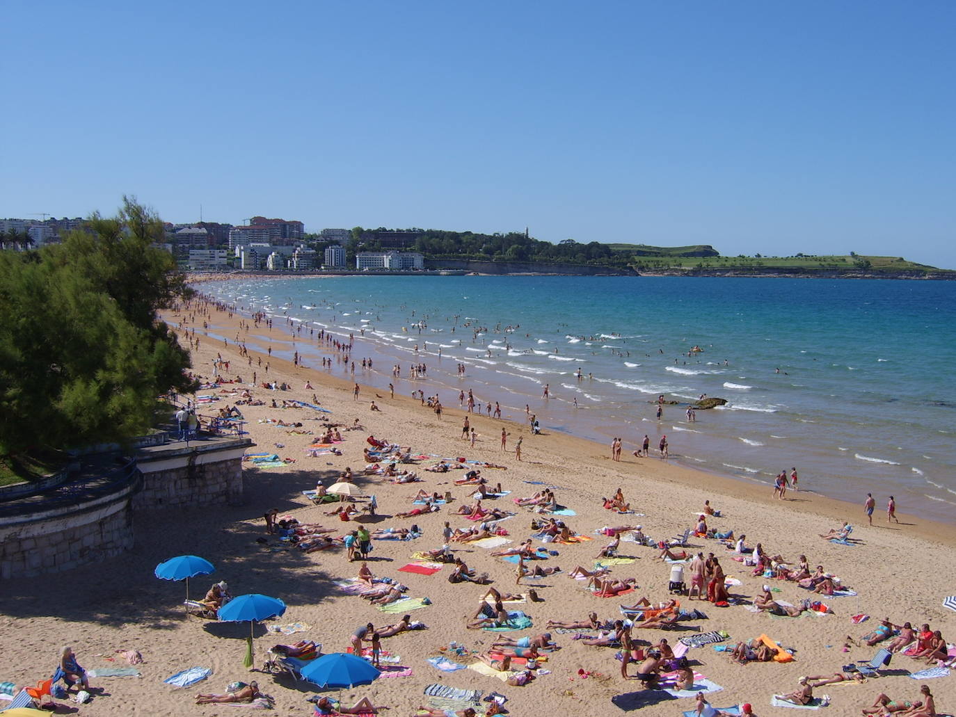 SANTANDER. Santander es, sin duda, una de las ciudades más bonitas del norte de la península. Una ciudad moderna y cosmopolita que ofrece alternativas para todos los gustos, activa pero apacible al mismo tiempo, reúne todas las condiciones para gozar del verano. Sin lugar a duda su espacio más reconocido es la bahía de Santander con la popular playa del Sardinero, que es considerada una de las bahías más bellas del mundo. 