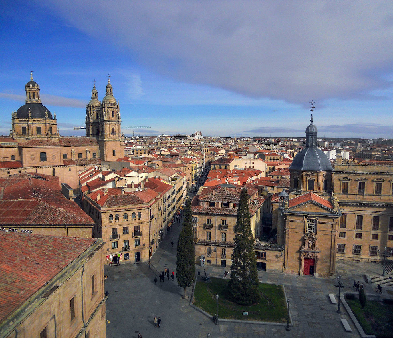 SALAMANCA. Quien más quien menos ha oído hablar de Salamanca, pero solo los que la han visitado saben que es una de las ciudades más bonitas de España. Conocida mundialmente por su universidad que con más de 800 años de historia es una de las más antiguas de Europa, pero también por su monumentalidad, gastronomía y tradiciones. 