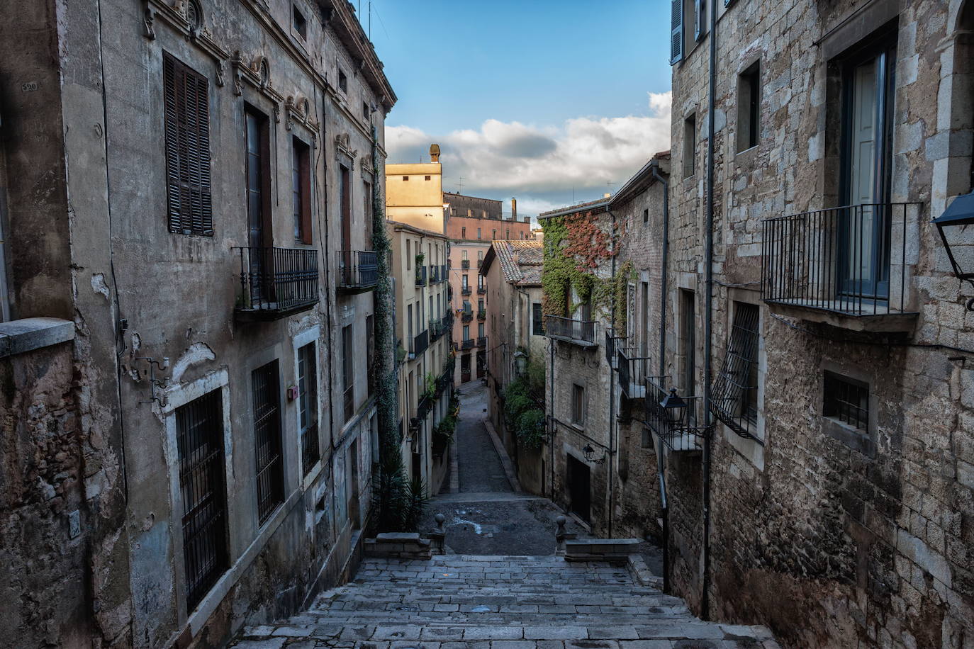 GIRONA. No podemos pedir más si a esto le añadimos una combinación de buena temperatura, sol, piscina y parques exuberantes. Además para aquellos un poco más golosos, podrán disfrutar de una gastronomía de primer nivel, en el que destaca el increíble Celler de Can Roca, varias veces seleccionado como mejor restaurante del mundo y su increíble heladería Rocambolesc. 