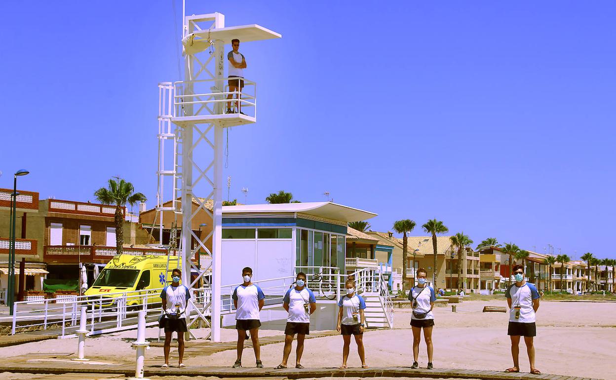 El equipo del servicio de socorrismo de la playa. 