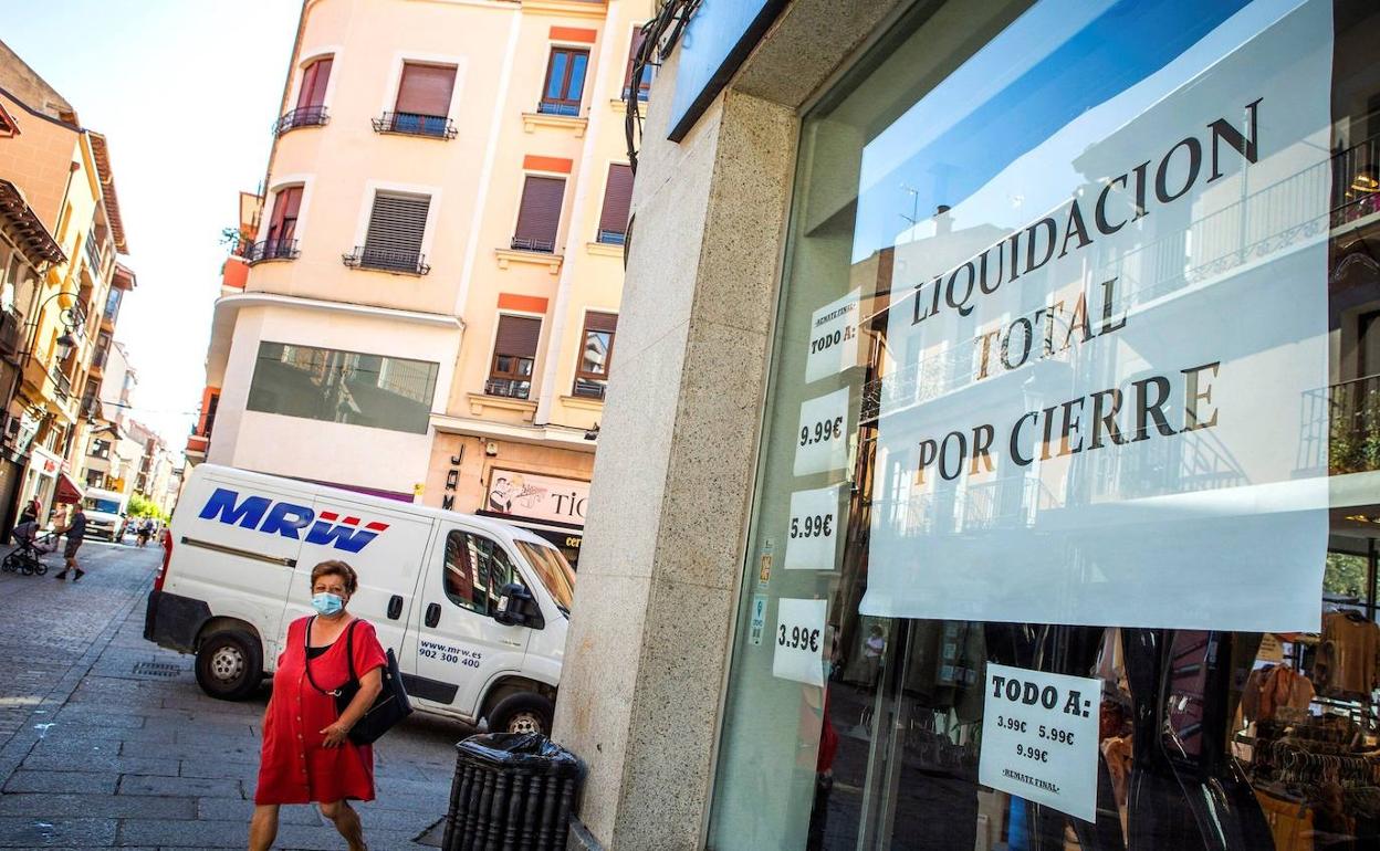 Escaparate de un comercio en liquidación por cierre en Aranda de Duero (Burgos) 