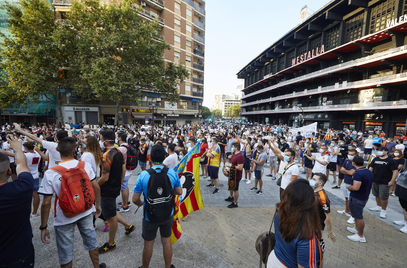 Fotos: Más de un millar de valencianistas se manifiestan contra la gestión de Lim y piden su marcha