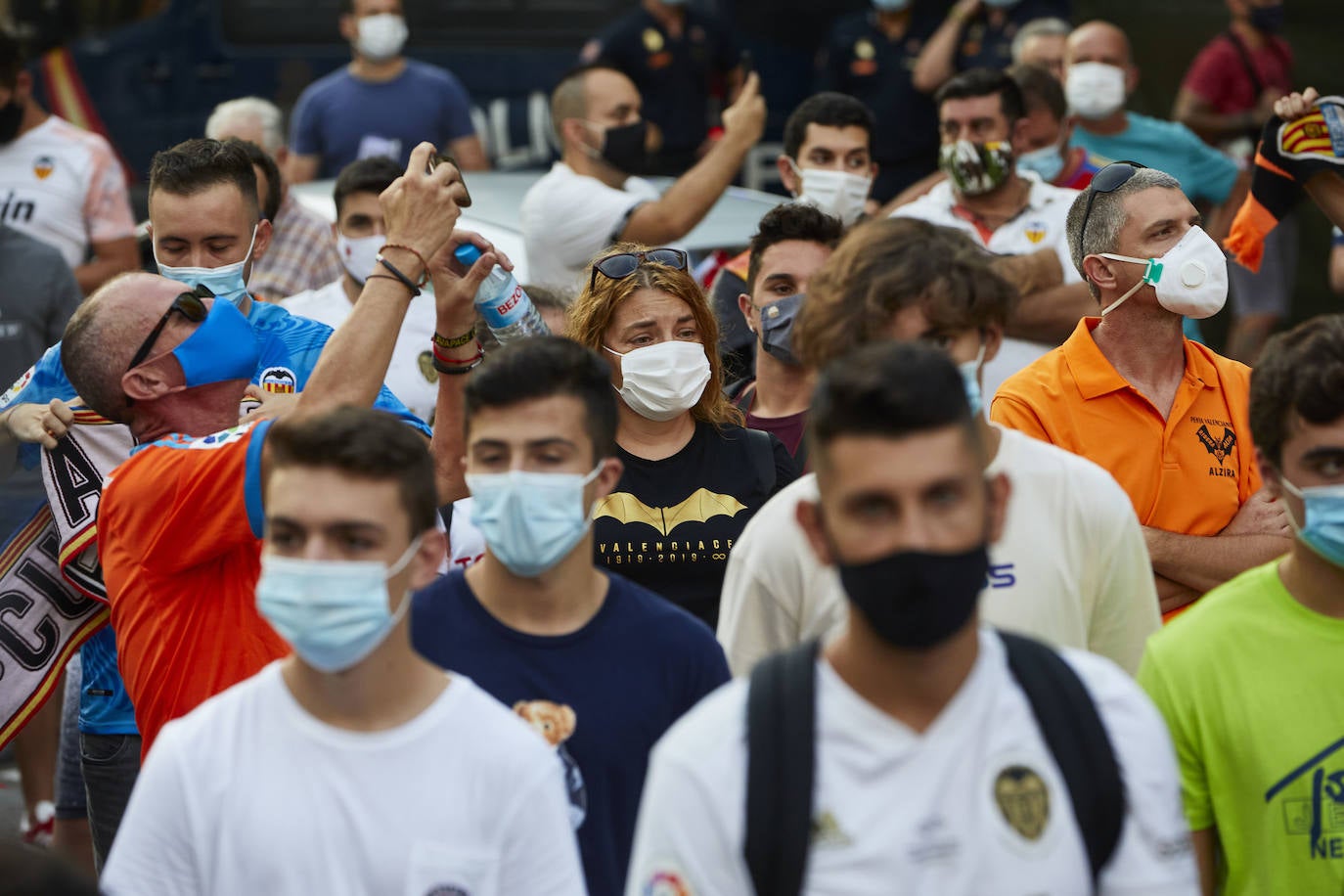 Fotos: Más de un millar de valencianistas se manifiestan contra la gestión de Lim y piden su marcha