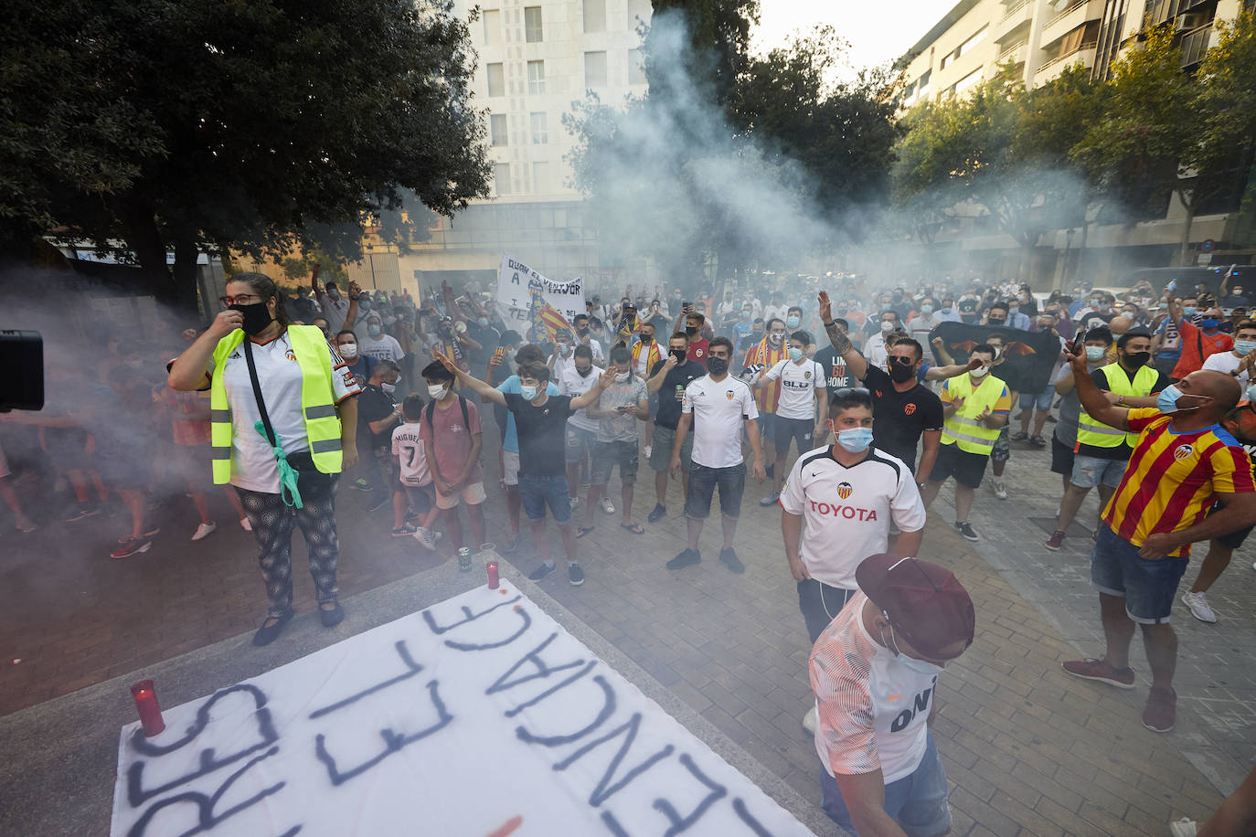 Fotos: Más de un millar de valencianistas se manifiestan contra la gestión de Lim y piden su marcha