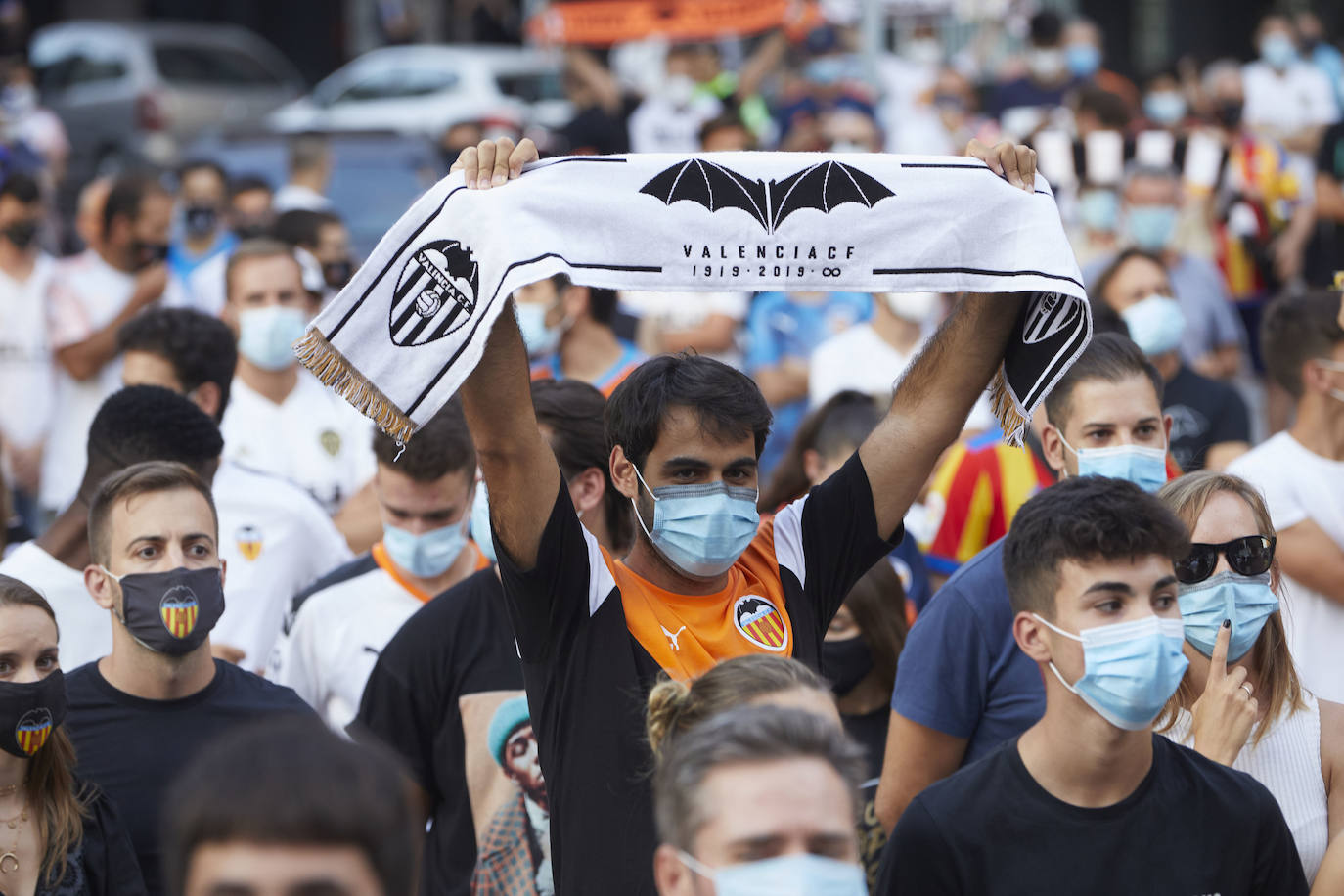 Fotos: Más de un millar de valencianistas se manifiestan contra la gestión de Lim y piden su marcha