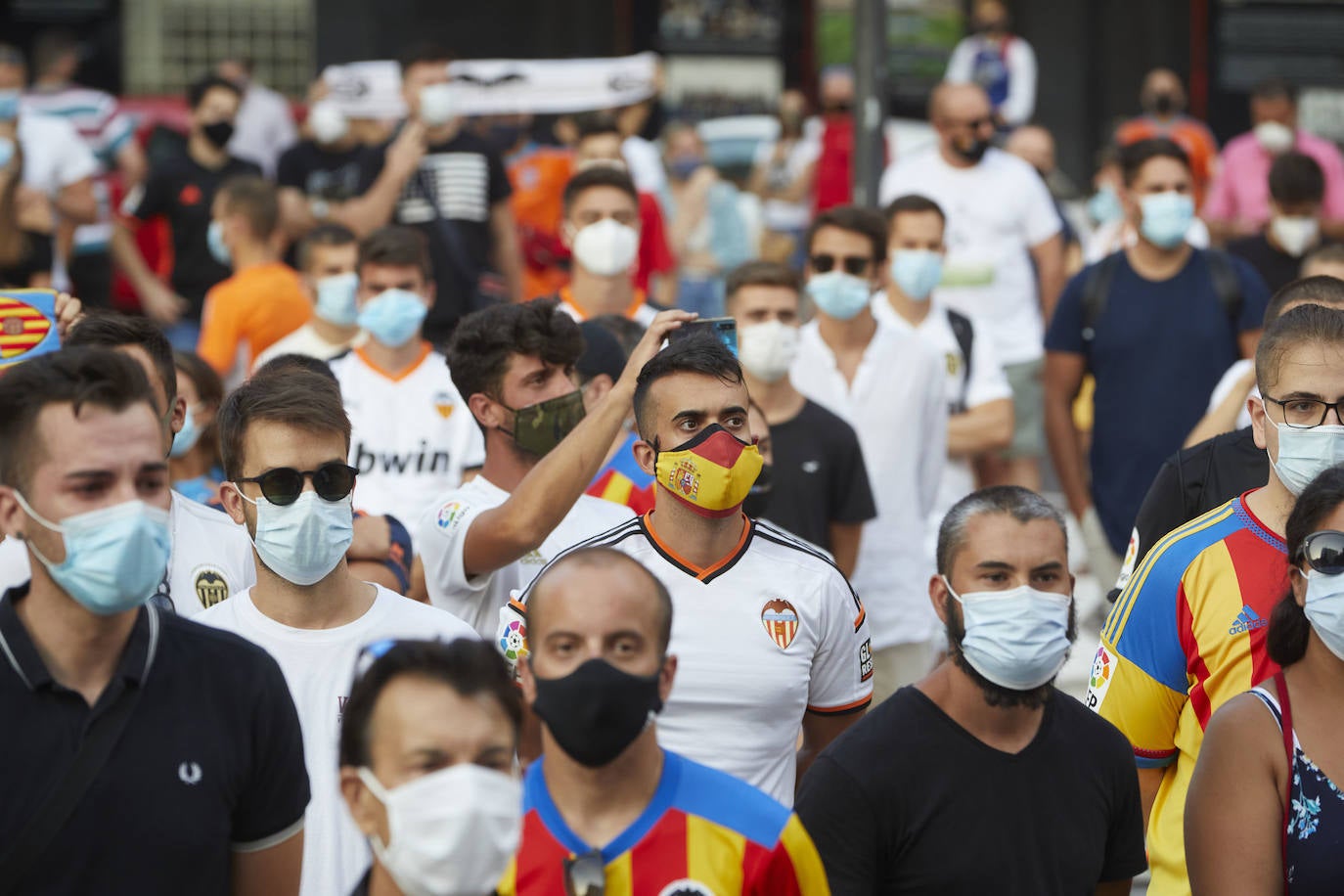 Fotos: Más de un millar de valencianistas se manifiestan contra la gestión de Lim y piden su marcha