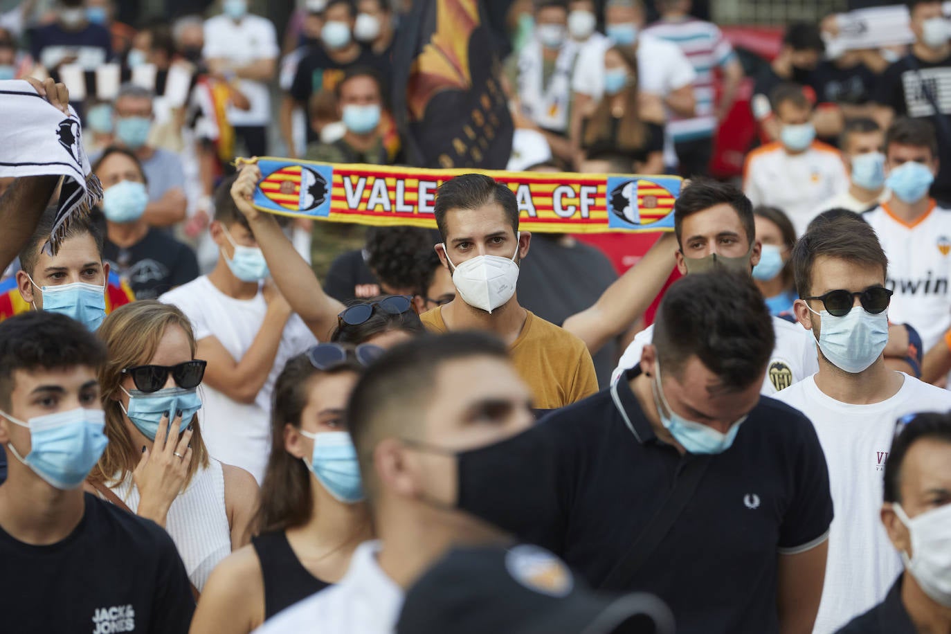 Fotos: Más de un millar de valencianistas se manifiestan contra la gestión de Lim y piden su marcha