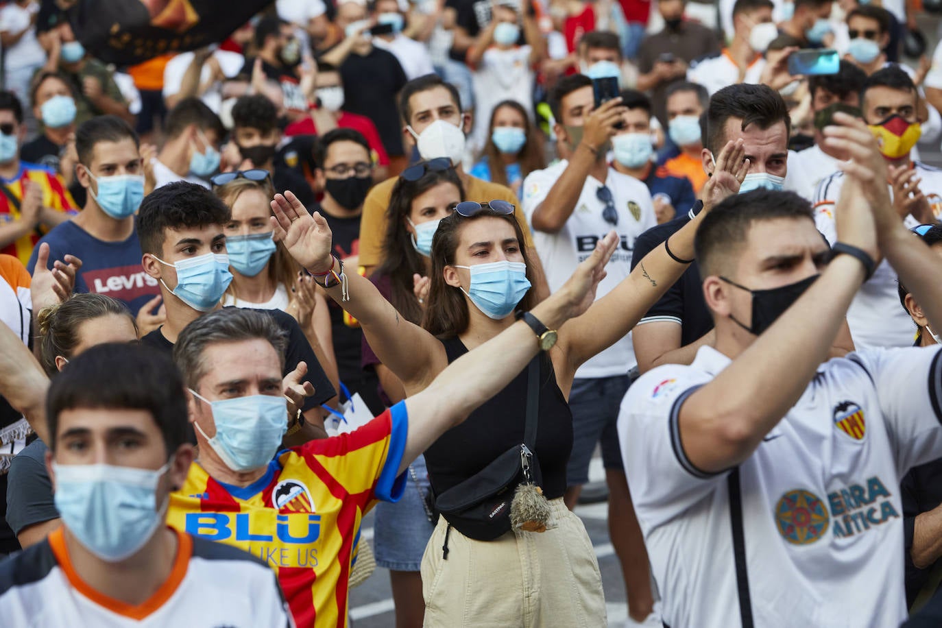 Fotos: Más de un millar de valencianistas se manifiestan contra la gestión de Lim y piden su marcha