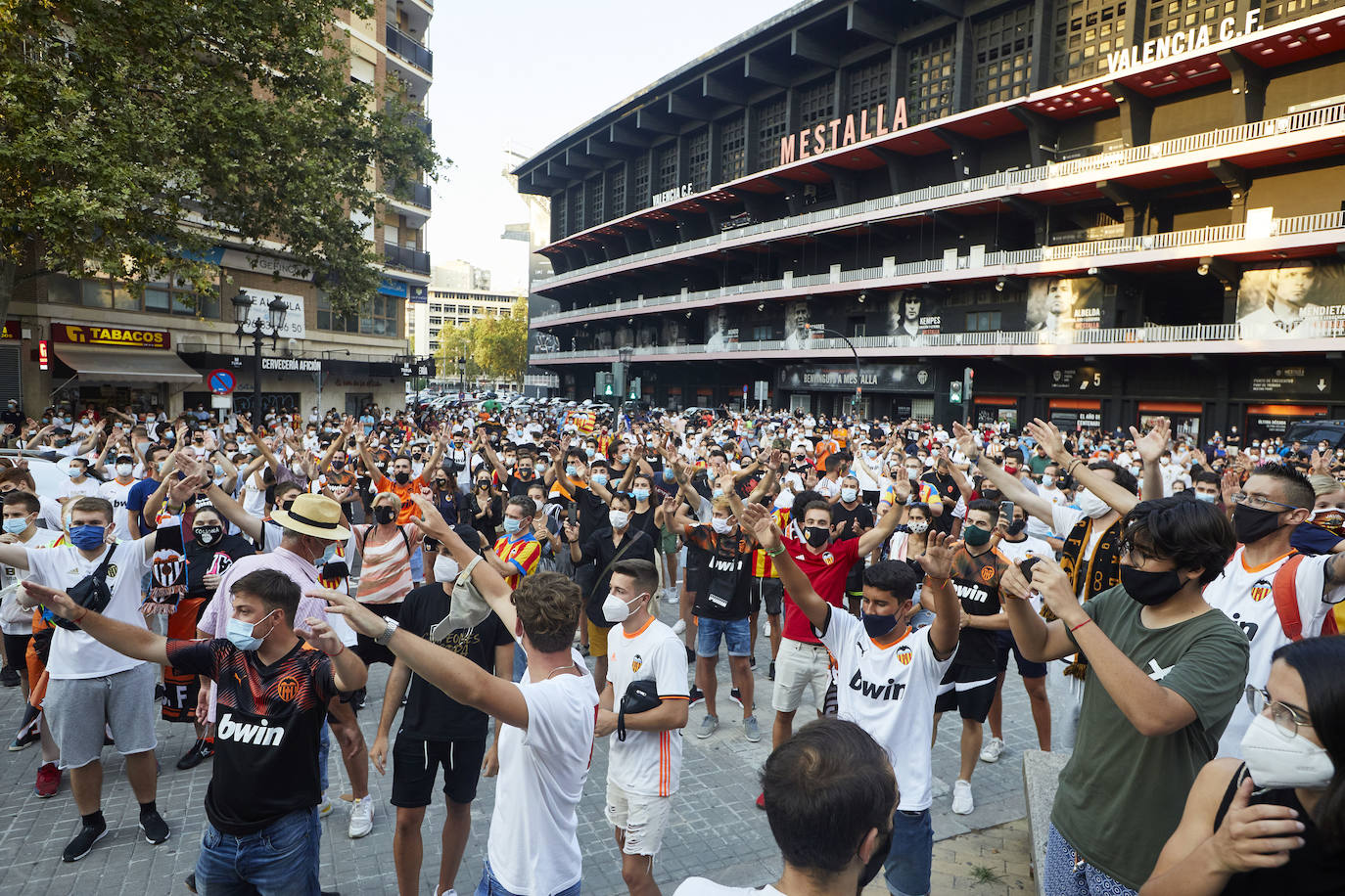 Fotos: Más de un millar de valencianistas se manifiestan contra la gestión de Lim y piden su marcha