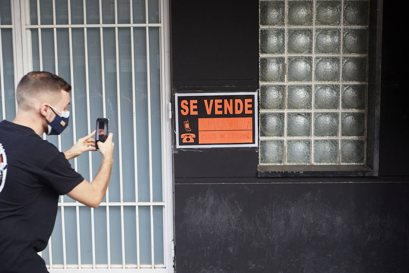 Fotos: Más de un millar de valencianistas se manifiestan contra la gestión de Lim y piden su marcha