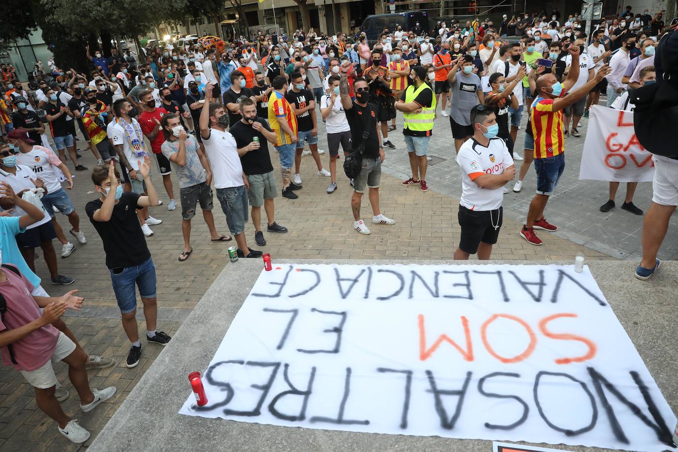 Fotos: Más de un millar de valencianistas se manifiestan contra la gestión de Lim y piden su marcha