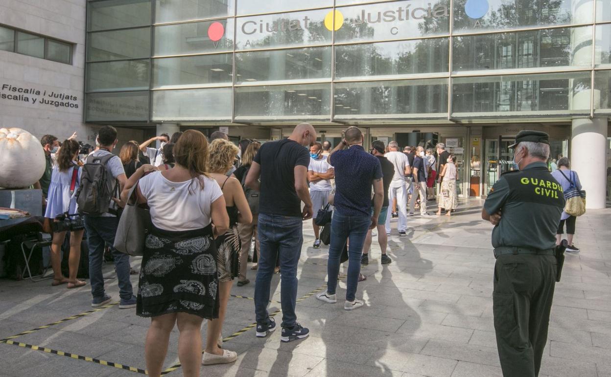 Colas en la Ciudad de la Justicia, el pasado mes de julio. 