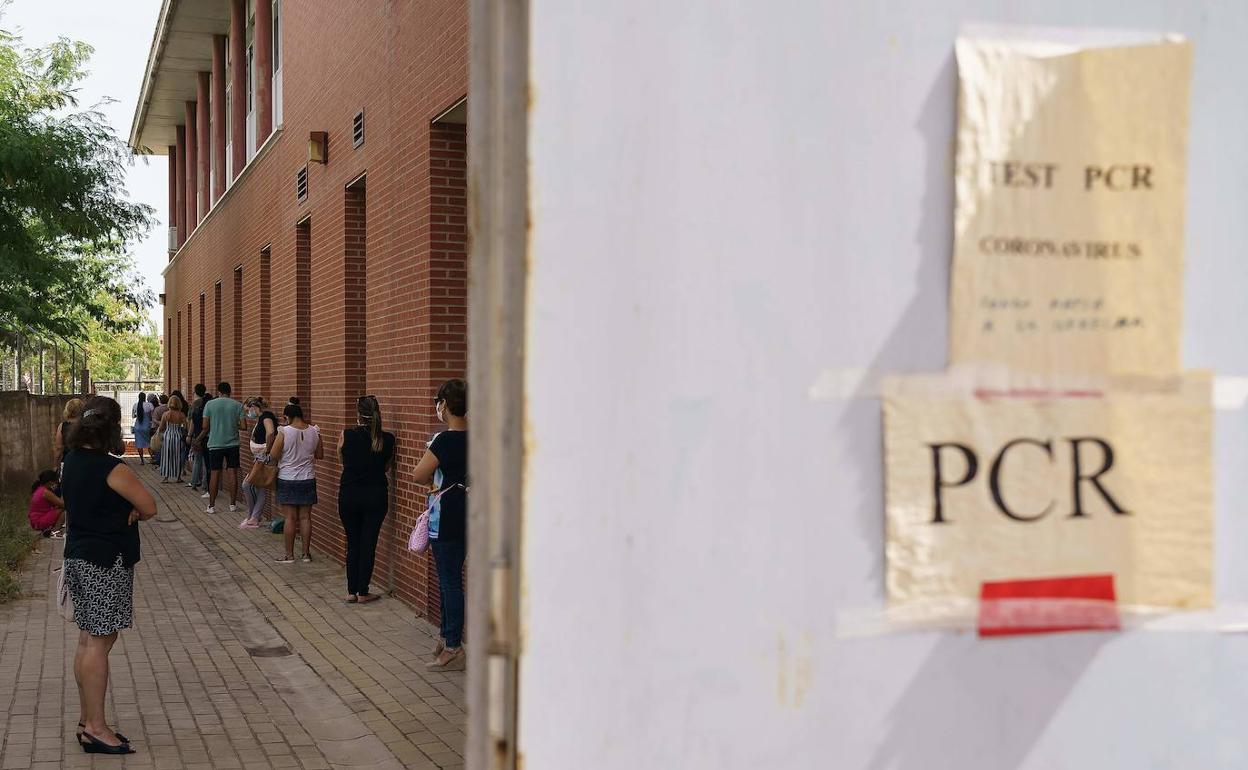 Ciudadanos de Zaragoza esperan para realizarse una prueba de coronavirus.