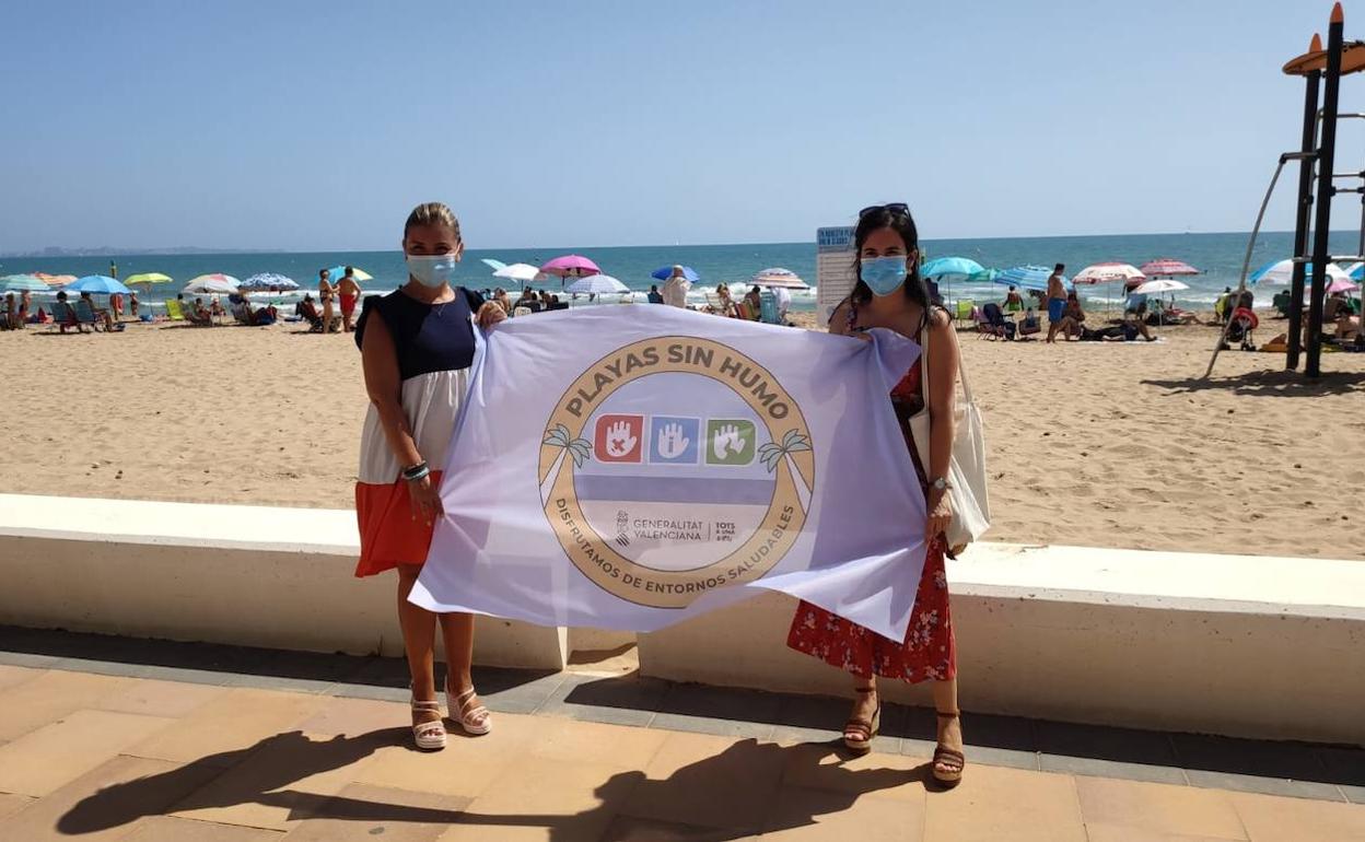 La vicealcaldesa de Alicante, Mª Carmen Sánchez (izquierda),  en la playa de Urbanova. 