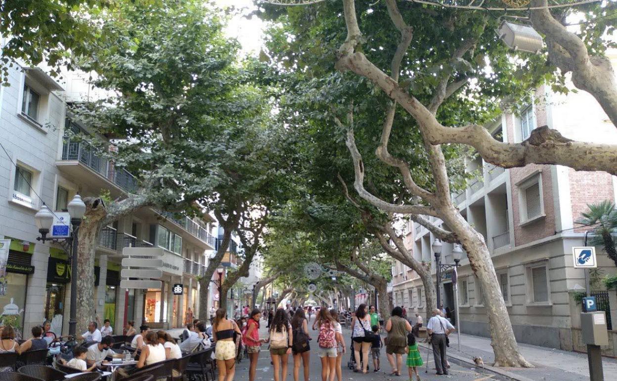 Vecinos y visitantes pasean por la calle Marqués de Campo de Dénia.