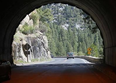 Imagen secundaria 1 - España huele a desinfectante y gel hidroalcólico (arriba), paso montañosos de la carretera (centro) y guia turística (abajo).