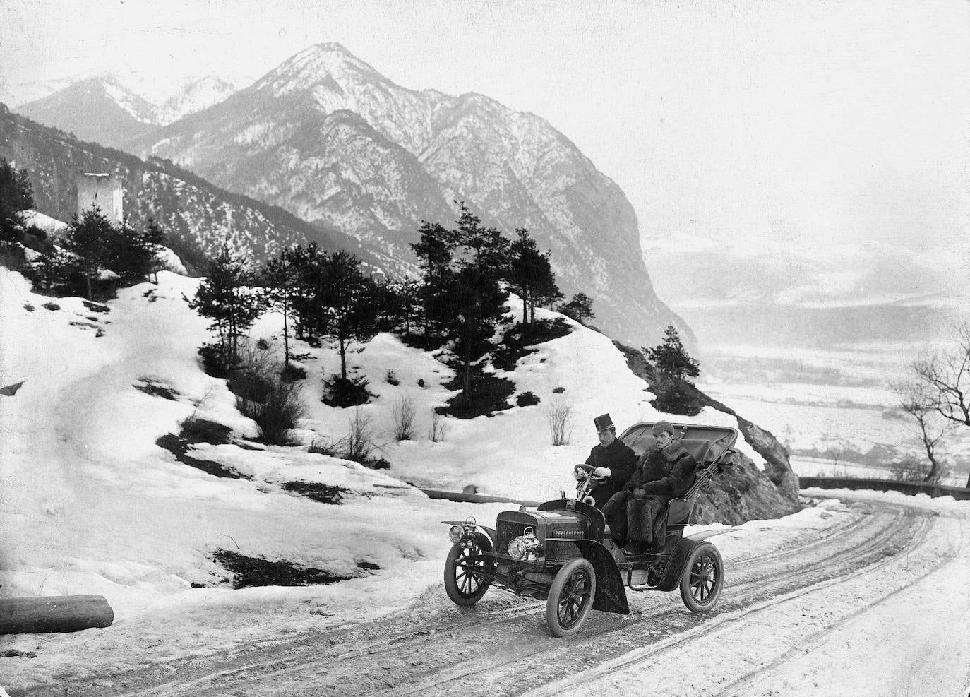 "Impulsada por su rápido crecimiento, en 1905, la firma L&K presenta su primer automóvil: el VOITURETTE A. El vehículo impresiona por su precio razonable y su gran practicidad y robustez.    El motor de dos cilindros en V con un rendimiento de 7 caballos de potencia y una capacidad de 1005 cm3 acelera el automóvil, de solo 600 kg, a una velocidad máxima de 40 km/h."