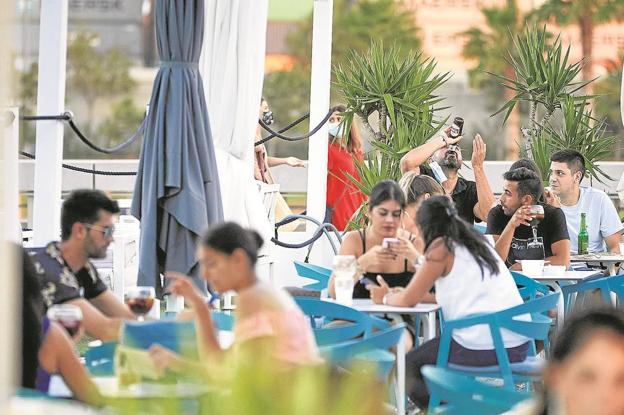 Terrazas. Ambiente de ocio en los locales de la Marina de Valencia, ayer. iván arlandis