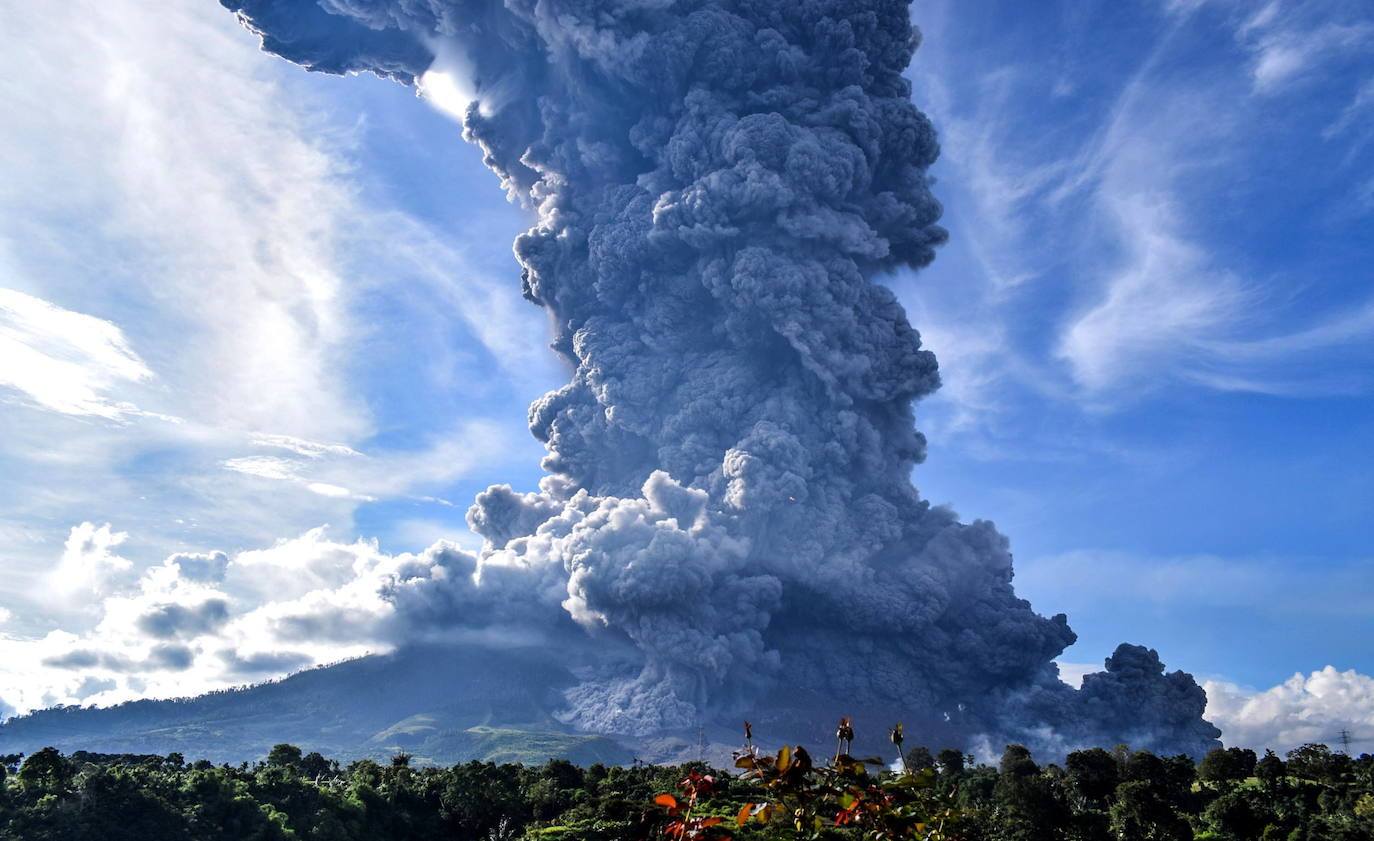 El volcán indonesio Sinabung ha entrado de nuevo en erupción este jueves, con una serie de explosiones que lanzaron columnas de cenizas de hasta dos kilómetros de altura, lo que provocó una alerta aérea y temores de ríos de lava. Se trata de la octava erupción en menos de una semana de este volcán ubicado en la isla de Sumatra, pero por el momento no se han reportado víctimas ni daños mayores. Su última erupción mortífera fue en 2016. El volcán se reactivó en 2010 tras 400 años dormido. Una nueva erupción se produjo en 2013 y desde entonces está muy activo. 