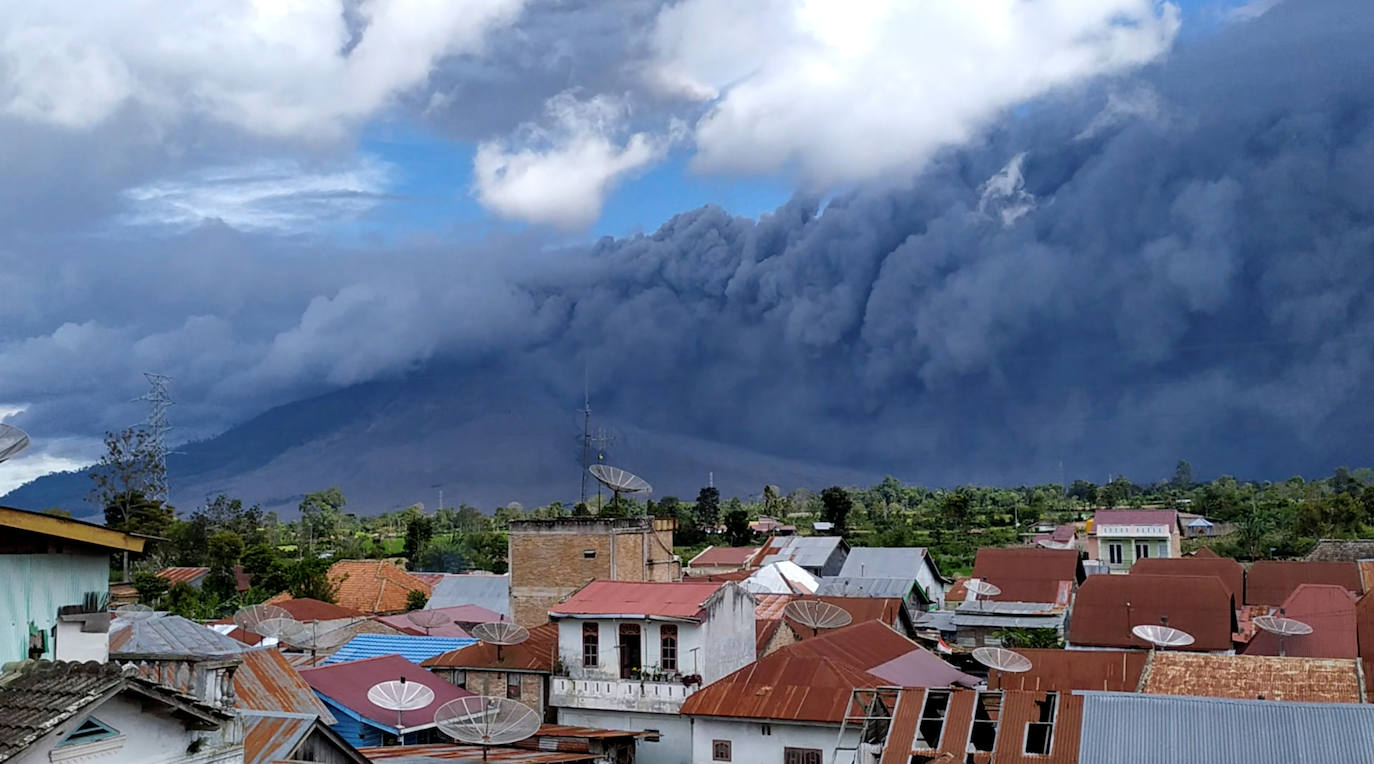 El volcán indonesio Sinabung ha entrado de nuevo en erupción este jueves, con una serie de explosiones que lanzaron columnas de cenizas de hasta dos kilómetros de altura, lo que provocó una alerta aérea y temores de ríos de lava. Se trata de la octava erupción en menos de una semana de este volcán ubicado en la isla de Sumatra, pero por el momento no se han reportado víctimas ni daños mayores. Su última erupción mortífera fue en 2016. El volcán se reactivó en 2010 tras 400 años dormido. Una nueva erupción se produjo en 2013 y desde entonces está muy activo. 