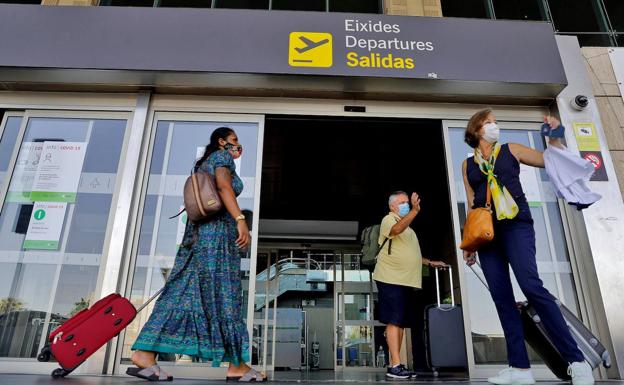 Varios pasajeros se despiden a las puertas del puertas del aeropuerto de Manises.