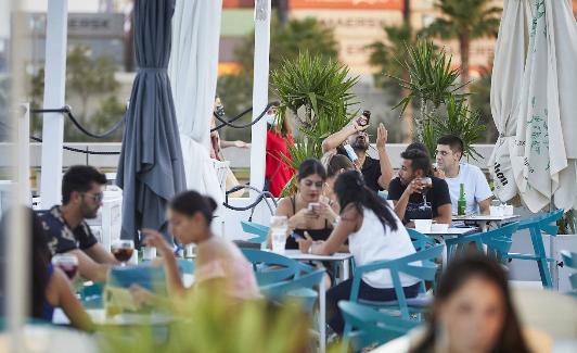 Jóvenes en una terraza de La Marina. Iván Arlandis