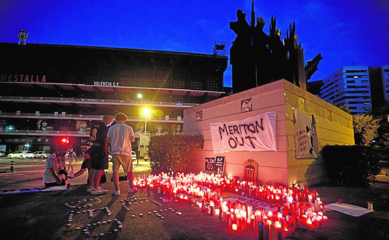 Velas encendidas en la plaza del Valencia CF por los participantes en la concentración en contra de la gestión de Meriton. 