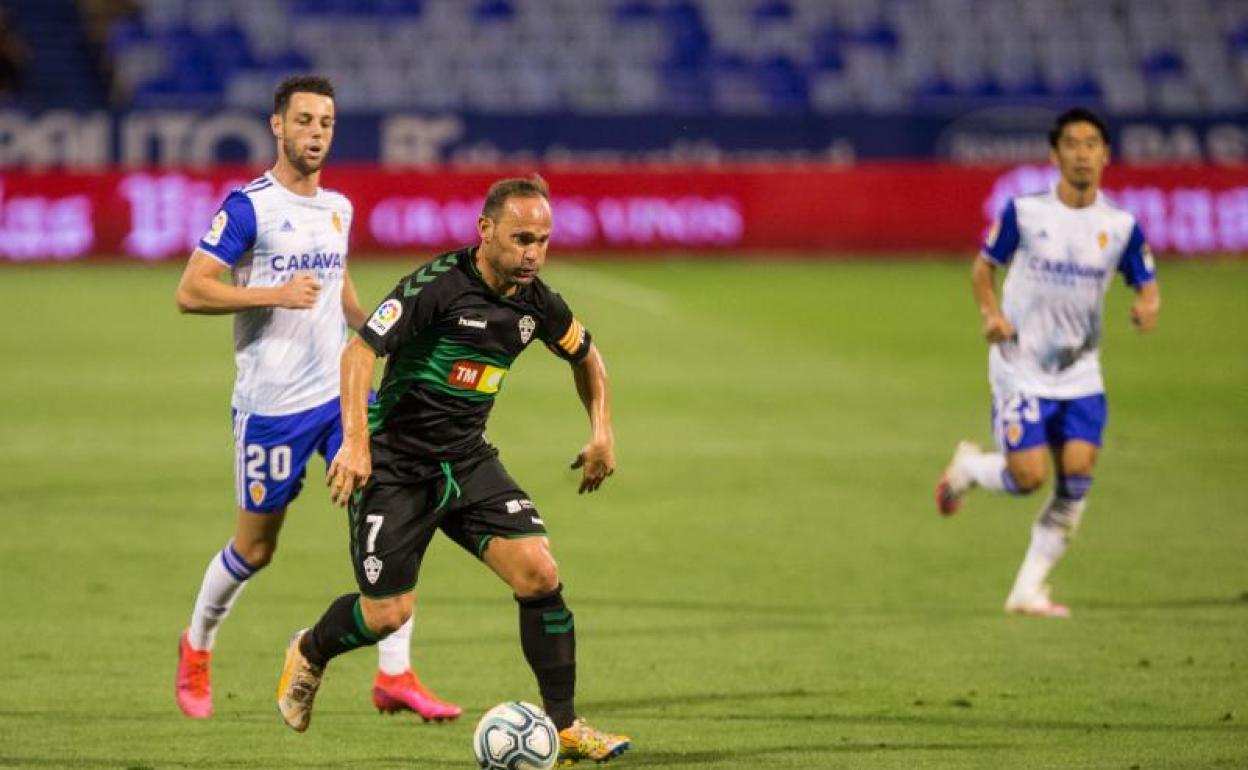 Nino, autor del gol de la victoria del Elche, en una acción del partido. 